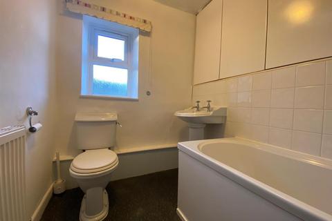 3 bedroom terraced house to rent, New Street, Brookhouse, Lancaster