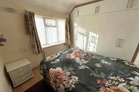 3 bedroom semi-detached house to rent, Bishops Road, Hayes, Greater London, UB3