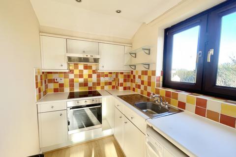 2 bedroom flat to rent, Cedar Close, Buckhurst Hill, IG9