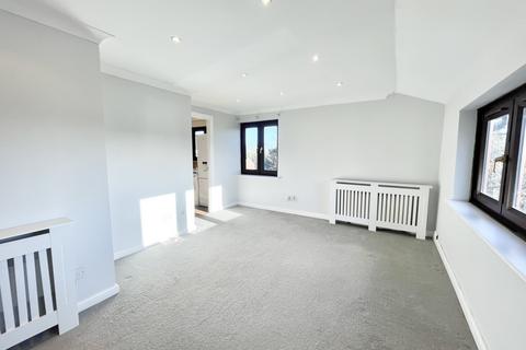 2 bedroom flat to rent, Cedar Close, Buckhurst Hill, IG9