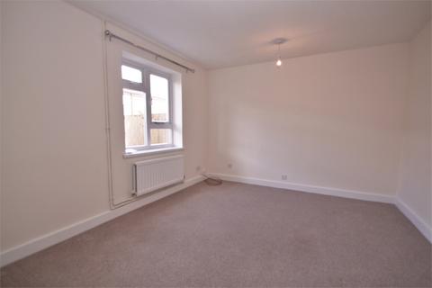 3 bedroom end of terrace house to rent, Valley Road, Uxbridge