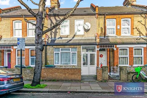 3 bedroom terraced house for sale, Thackeray Avenue, London, N17