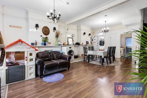 3 bedroom terraced house for sale, Thackeray Avenue, London, N17