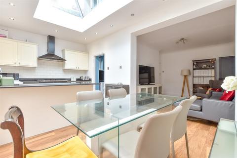 62 Walnut Way, Buckhurst Hill, IG9 6HX