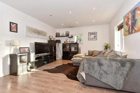 3 bedroom end of terrace house for sale, Britten Avenue, Basildon, Essex