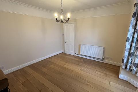 2 bedroom semi-detached house to rent, Gatacre Road, Oswestry