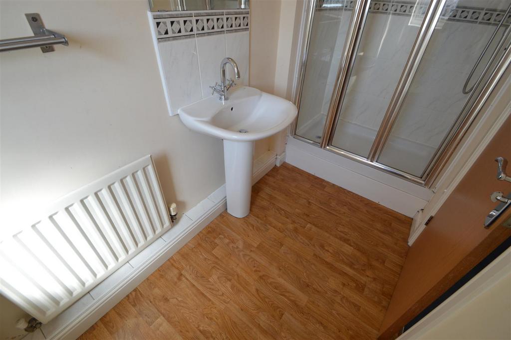 4 Yew   Ensuite.JPG