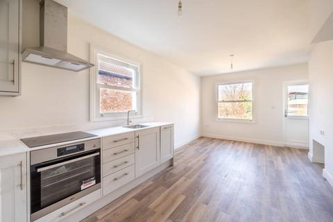 3 bedroom flat for sale, Bickley Street, Tooting, London, SW17