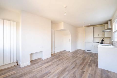 3 bedroom flat for sale, Bickley Street, Tooting, London, SW17