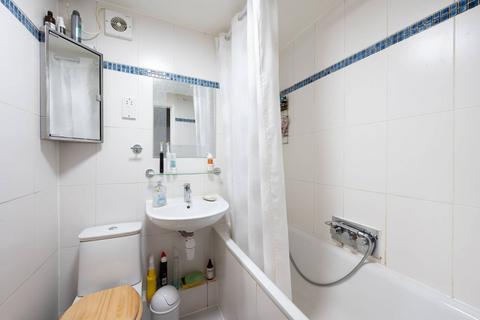 2 bedroom flat to rent, Queensmere Road, Southfields, London, SW19