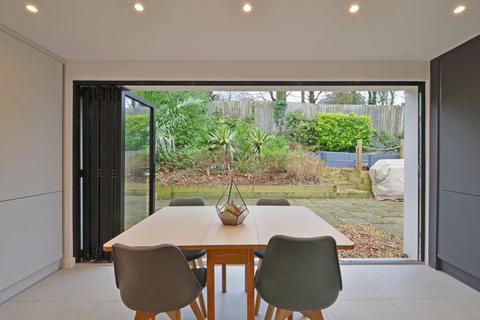 1 Bay View Road, Duporth, St Austell, PL26 6BN