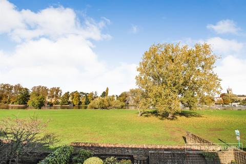 3 bedroom end of terrace house for sale, Buckingham Gardens, West Molesey KT8