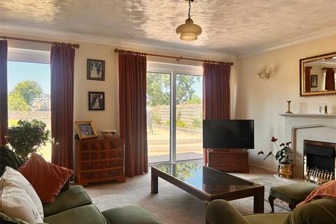 3 bedroom end of terrace house for sale, Buckingham Gardens, West Molesey KT8
