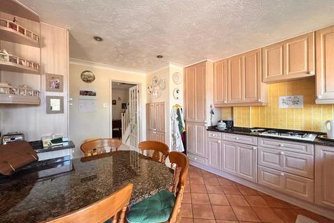 3 bedroom end of terrace house for sale, Buckingham Gardens, West Molesey KT8