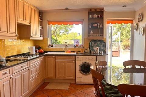 3 bedroom end of terrace house for sale, Buckingham Gardens, West Molesey KT8