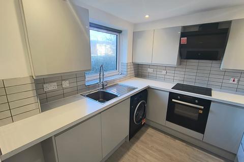 2 bedroom flat to rent, Lynn Road, Ilford IG2