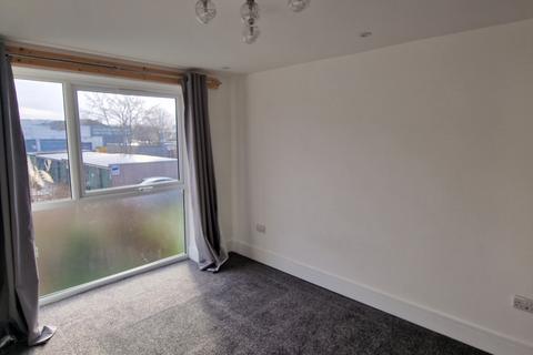 2 bedroom flat to rent, Lynn Road, Ilford IG2