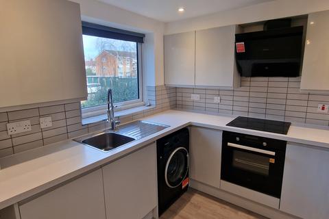 2 bedroom flat to rent, Lynn Road, Ilford IG2