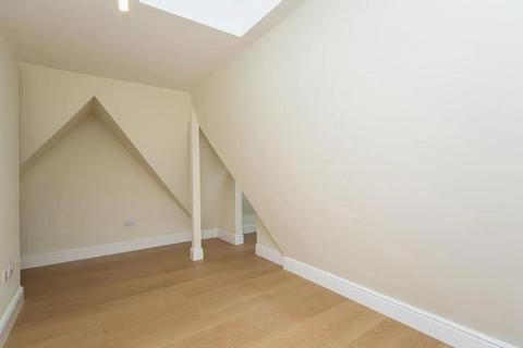 3 bedroom apartment to rent, 63 New Wanstead, London E11