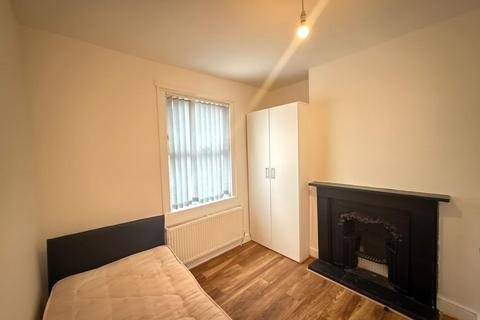 1 bedroom in a house share to rent, HOUSE SHARE; Edwin Street, Gravesend