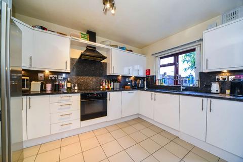 3 bedroom terraced house to rent, Thorparch Road, Nine Elms, London