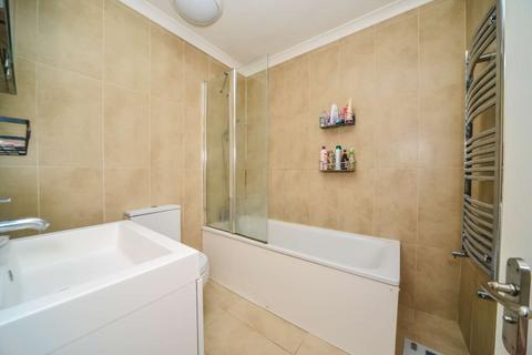 3 bedroom terraced house to rent, Thorparch Road, Nine Elms, London