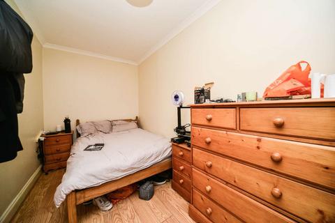 3 bedroom terraced house to rent, Thorparch Road, Nine Elms, London