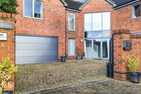 5 bedroom detached house for sale, Walnut Close, Derby DE65