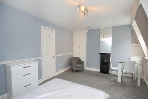 Studio to rent, Kingsmead Terrace