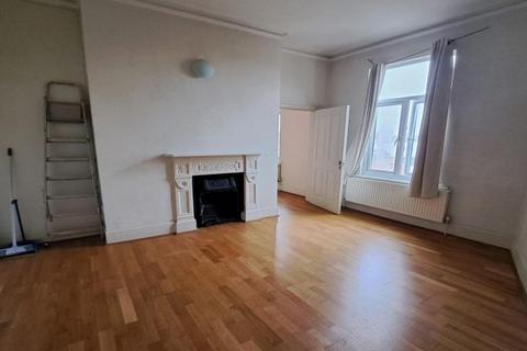 3 bedroom apartment to rent, St. Pauls Avenue, London, NW2