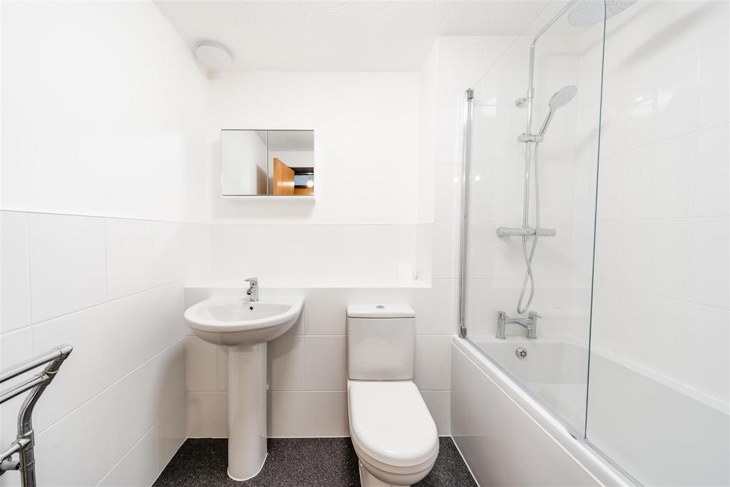 8 bathroom    8 Harptee Close 2.jpg