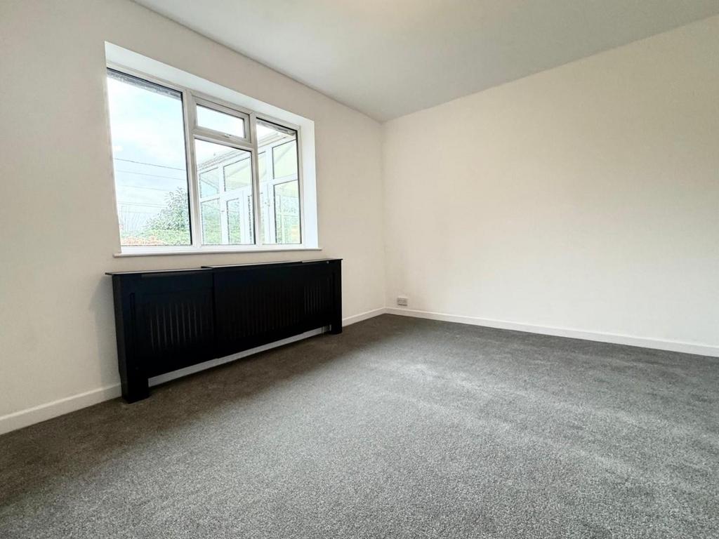 9 Stanneylands Drive - Bed 1.jpg