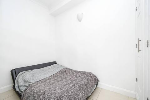 Studio to rent, Commercial Street, Spitalfields, London, E1