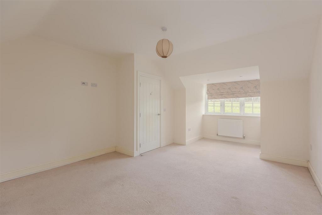 Ashwood Close 40 Bedroom 1-4.jpg
