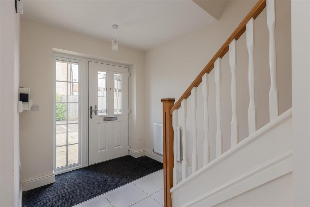 Ashwood Close 40 Hallway-2.jpg
