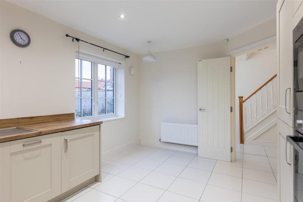Ashwood Close 40 Kitchen Dining Room-4.jpg