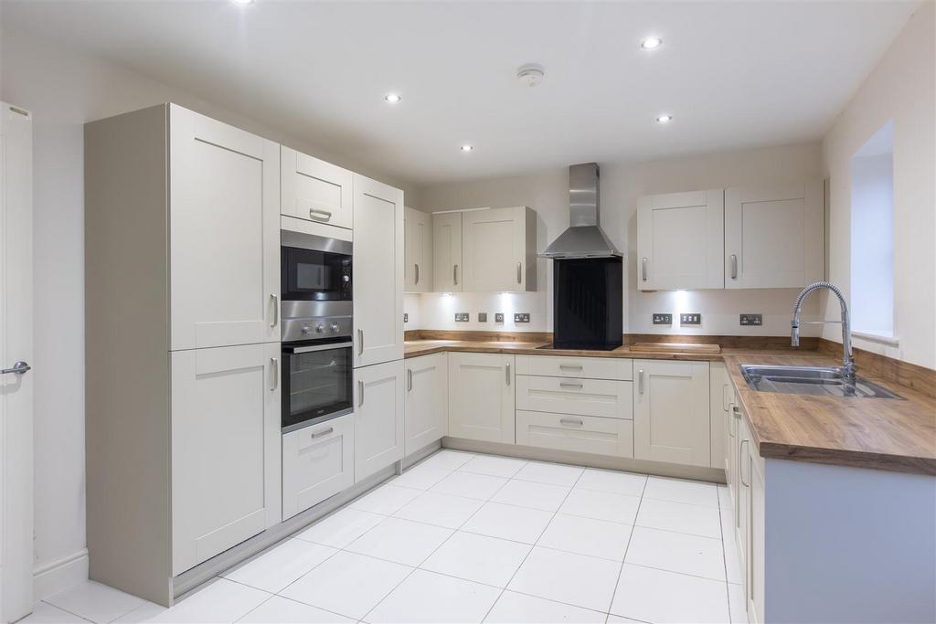 Ashwood Close 40 Kitchen Dining Room-3.jpg