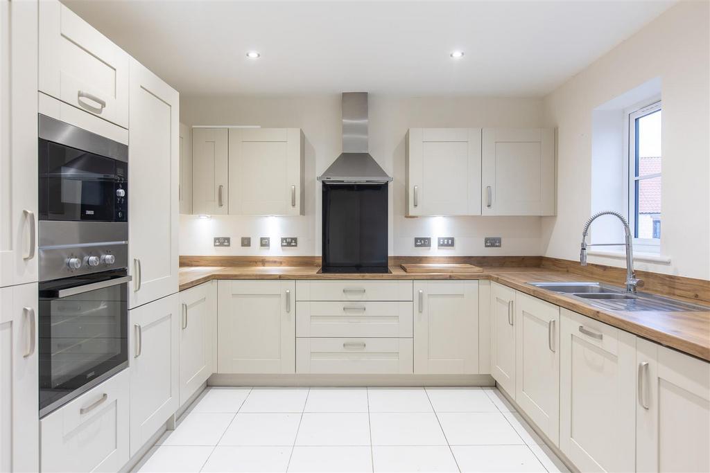 Ashwood Close 40 Kitchen Dining Room-2.jpg