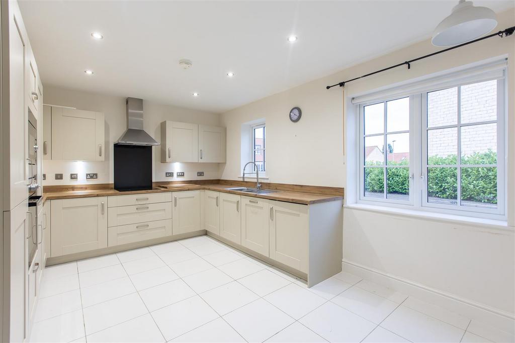 Ashwood Close 40 Kitchen Dining Room-1.jpg