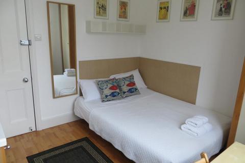 Studio to rent, Fulham Palace Road, Hammersmith, London, W6