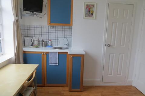 Studio to rent, Fulham Palace Road, Hammersmith, London, W6