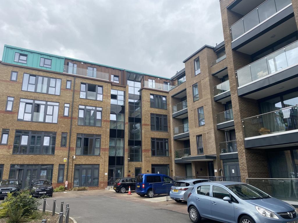 Spacious Studio Flat Rent £1250 pcm Brindle
