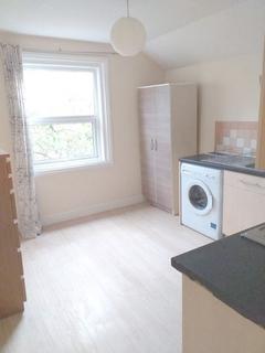 Studio to rent, Willesden High Road, Willesden Green