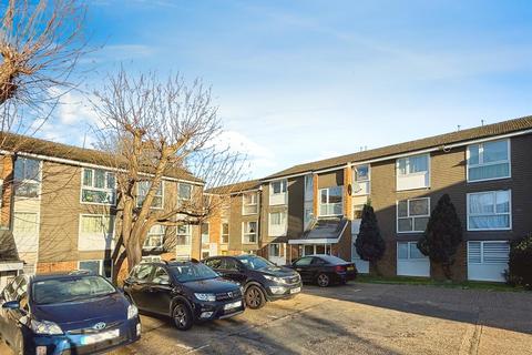 2 bedroom flat to rent, Cuffley Court, Hemel Hempstead HP2