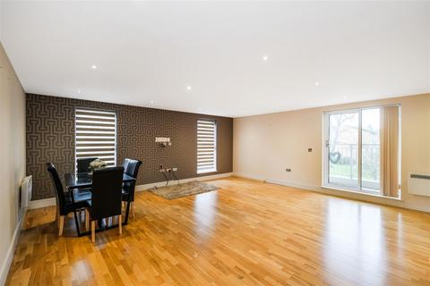 2 bedroom apartment to rent, Maple Top Court, Woodford Green