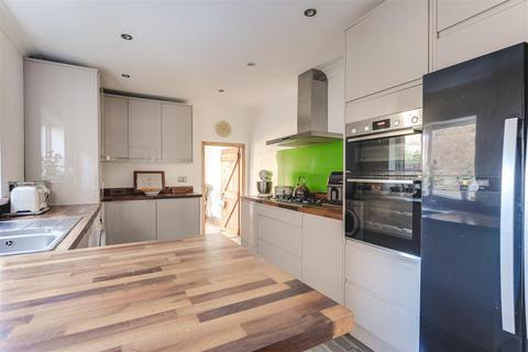25 Gloucester Road, Enfield, EN2 0EX