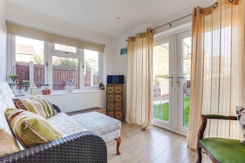 25 Gloucester Road, Enfield, EN2 0EX