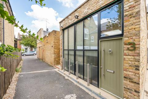 2 bedroom end of terrace house to rent, Chestnut Mews, Richmond, London, SW14