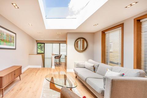 2 bedroom end of terrace house to rent, Chestnut Mews, Richmond, London, SW14