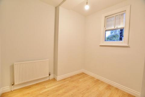 1 bedroom flat to rent, Golfe Road, Ilford, IG1